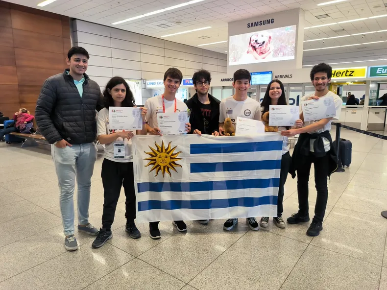 Delegación uruguaya con sus certificados de participación